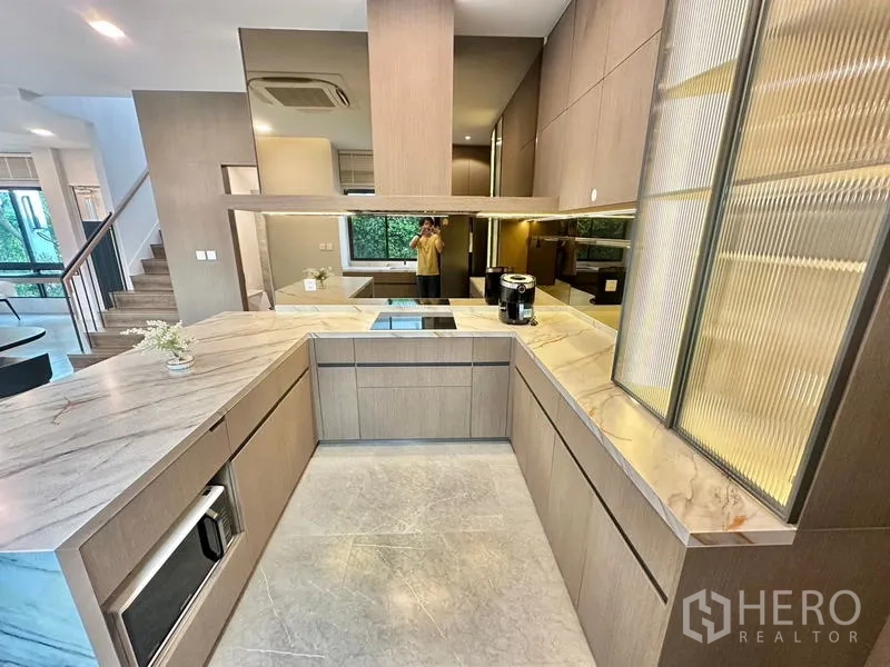 บ้าน ให้เช่าในSamut Prakan - ครัวยูเชป เคาน์เตอร์ลายหินอ่อน ผนังกระจกเงา และเครื่องใช้บิวท์อิน