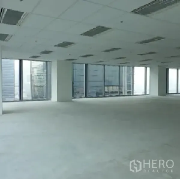 办公空间 出租在Din Daeng, Bangkok - 明亮转角楼层，落地窗与水泥地面。