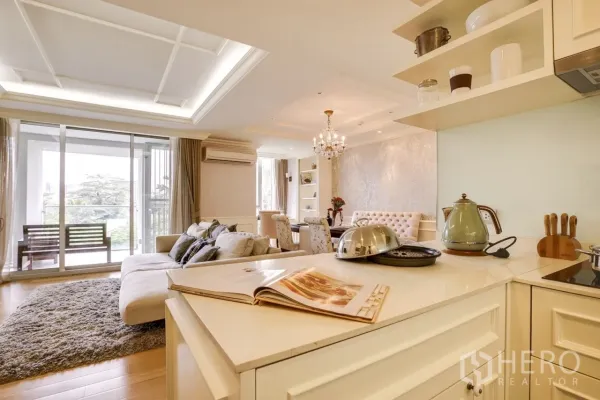 คอนโด ให้เช่าหรือขายในWatthana, Bangkok - พื้นที่นั่งเล่นและรับประทานอาหารแบบโอเพนแปลน พร้อมโคมแชนเดอเลียร์ เคาน์เตอร์ครัว และประตูสู่ระเบียง