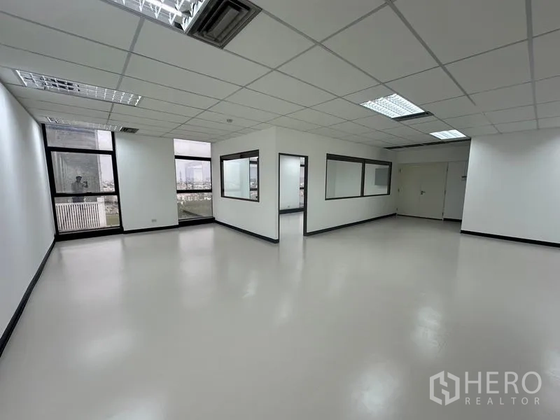 办公空间 出租 - 转角办公区，室内玻璃隔断与城市景观