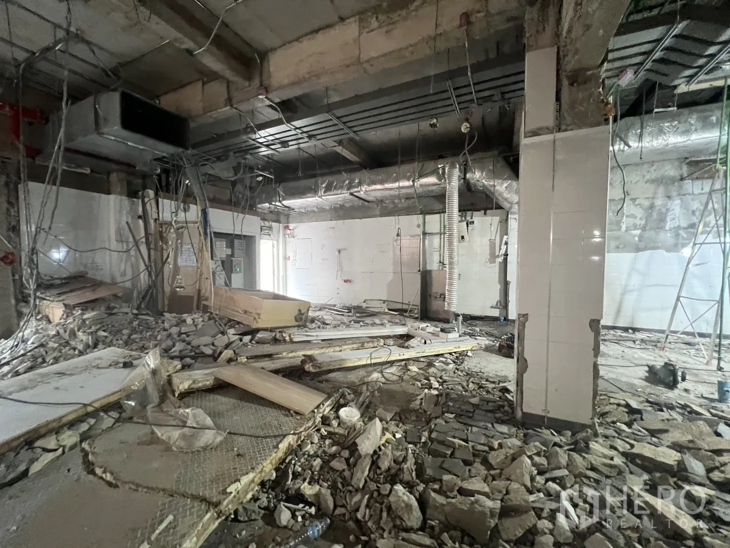 อาคารพาณิชย์ ให้เช่าในBang Rak, Bangkok - โซนก่อสร้างมีท่อลม บันไดพาด และเศษวัสดุทั่วพื้น