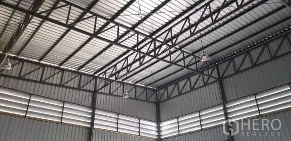 คลังสินค้า ให้เช่าในBang Phli, Samut Prakan - เพดานโกดังโครงหลังคาเหล็กสูง พร้อมโคมไฟและช่องลมบานเกล็ด