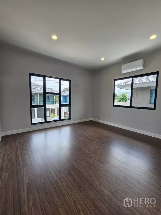 บ้าน ขายในLam Luk Ka, Pathum Thani - ห้องนอนมุมชั้นบนมีหน้าต่างสองด้านและแอร์