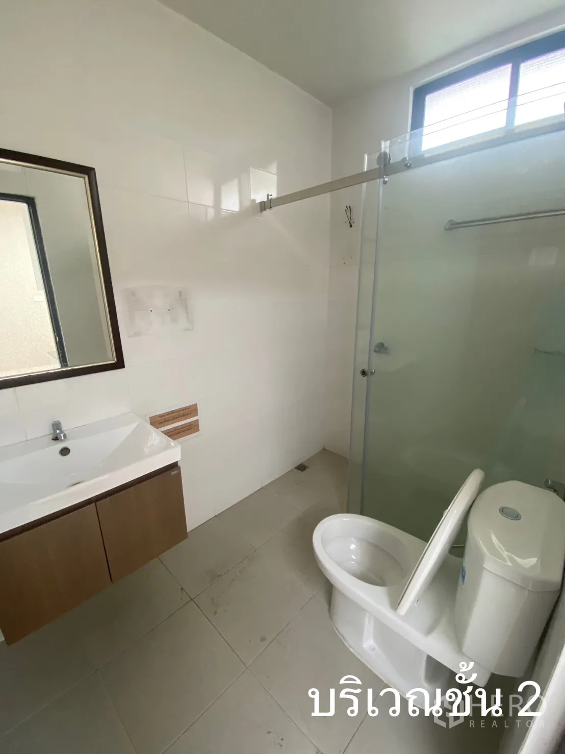 店屋 出租在Watthana, Bangkok - 白色瓷砖卫浴，玻璃隔断淋浴与洗手台。