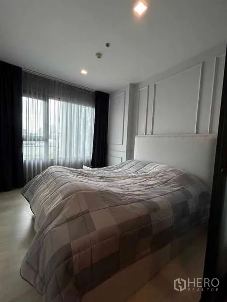 คอนโด ขายในPathum Wan, Bangkok - ห้องนอนอบอุ่นพร้อมหน้าต่างบานใหญ่ ผ้าม่านโปร่ง และผนังตกแต่งลายบัว