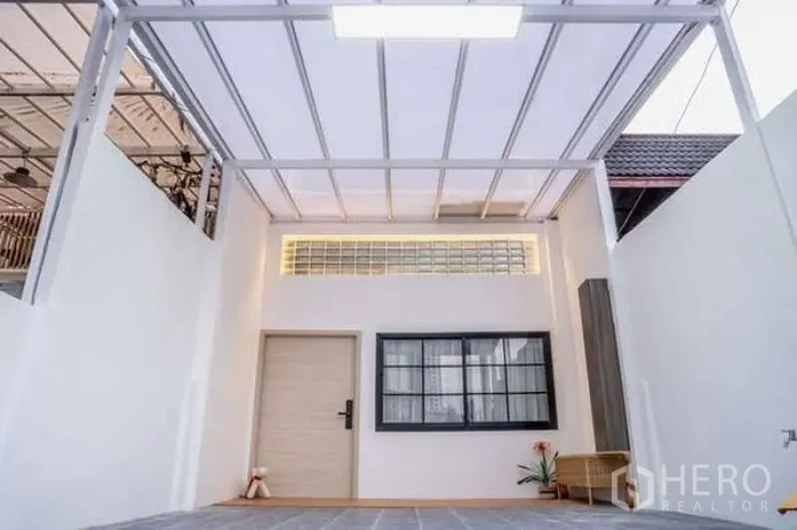 联排别墅 出租在Khlong Toei, Bangkok - 带照明的前院有顶车位与窗户