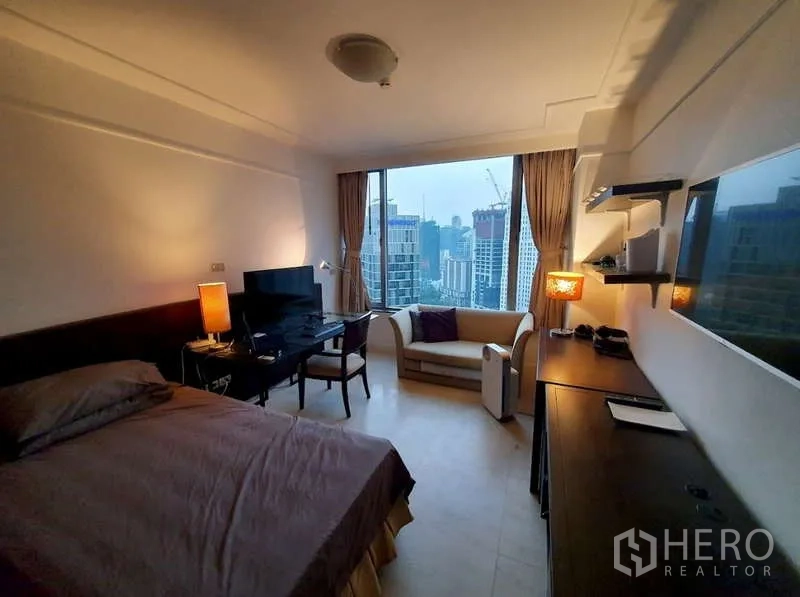 คอนโด ขายในPathum Wan, Bangkok - ห้องนอนที่สองพร้อมโต๊ะทำงาน โซฟา และวิวเมืองพาโนรามา