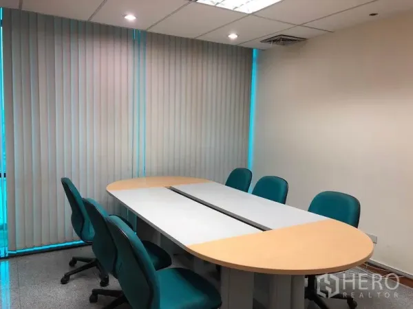 办公空间 出租在Din Daeng, Bangkok - 会议室，椭圆会议桌、六把椅子与竖百叶窗。