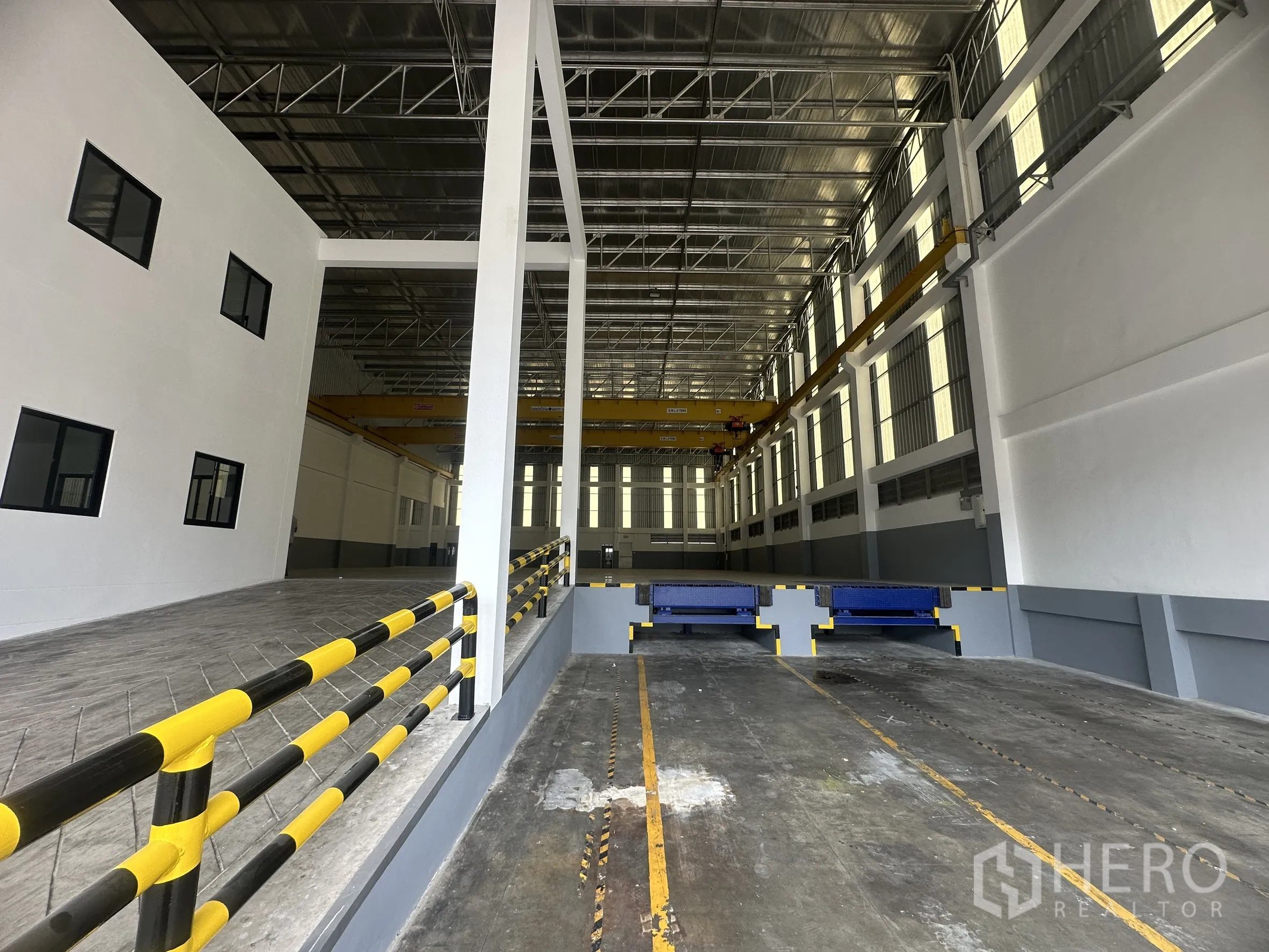โกดัง for rent in Mueang Samut Prakan, Samut Prakan - ท่าโหลดสินค้ายกระดับพร้อมแท่นปรับระดับและราวกันตก เชื่อมต่อสู่พื้นที่โกดังด้านใน