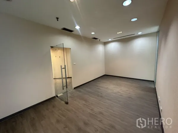 สำนักงาน ให้เช่าในBang Rak, Bangkok - ห้องประชุมประตูกระจกพร้อมไฟฝังเพดานและพื้นไวนิลลายไม้