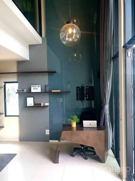 สำนักงานที่บ้าน ให้เช่าในBang Phli, Samut Prakan - โถงสูงโปร่ง ผนังกระจก โคมไฟแขวน และโต๊ะต้อนรับ