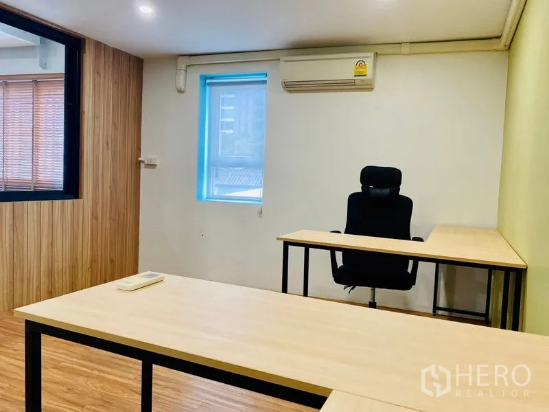 办公空间 出租在Bang Rak, Bangkok - 经理室，配办公桌、行政椅与空调
