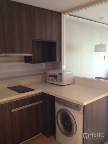 คอนโด ให้เช่าในKhlong Toei, Bangkok - ครัวมุมแอลพร้อมเครื่องซักผ้า ไมโครเวฟ และตู้บานไม้สีเข้ม