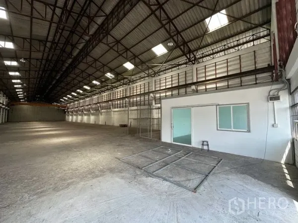 คลังสินค้า ให้เช่าในLam Luk Ka, Pathum Thani - ภายในโกดังโล่ง เพดานโครงเหล็กสูง มีสกายไลท์ พื้นคอนกรีต และมีห้องสำนักงานกระจก