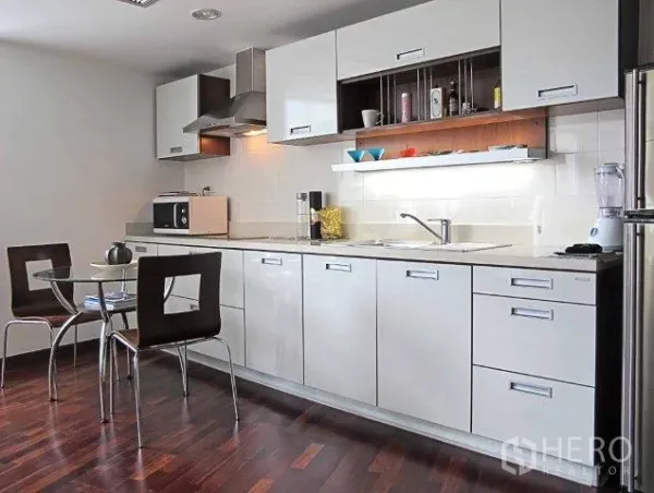 คอนโด ให้เช่าในPathum Wan, Bangkok - ครัวคอนโดสว่าง ตู้สีขาว ไฟใต้ตู้ โต๊ะกินข้าวกระจก และพื้นไม้