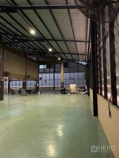 货栈 出租在Si Racha, Chon Buri - 靠百叶窗的工作区，墙挂风扇与环氧地坪