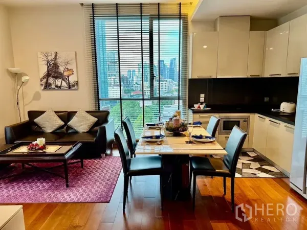 คอนโด ให้เช่าในWatthana, Bangkok - ครัวแบบเปิดและโซนรับประทานอาหาร มองเห็นวิวสกายไลน์ผ่านหน้าต่างบานใหญ่