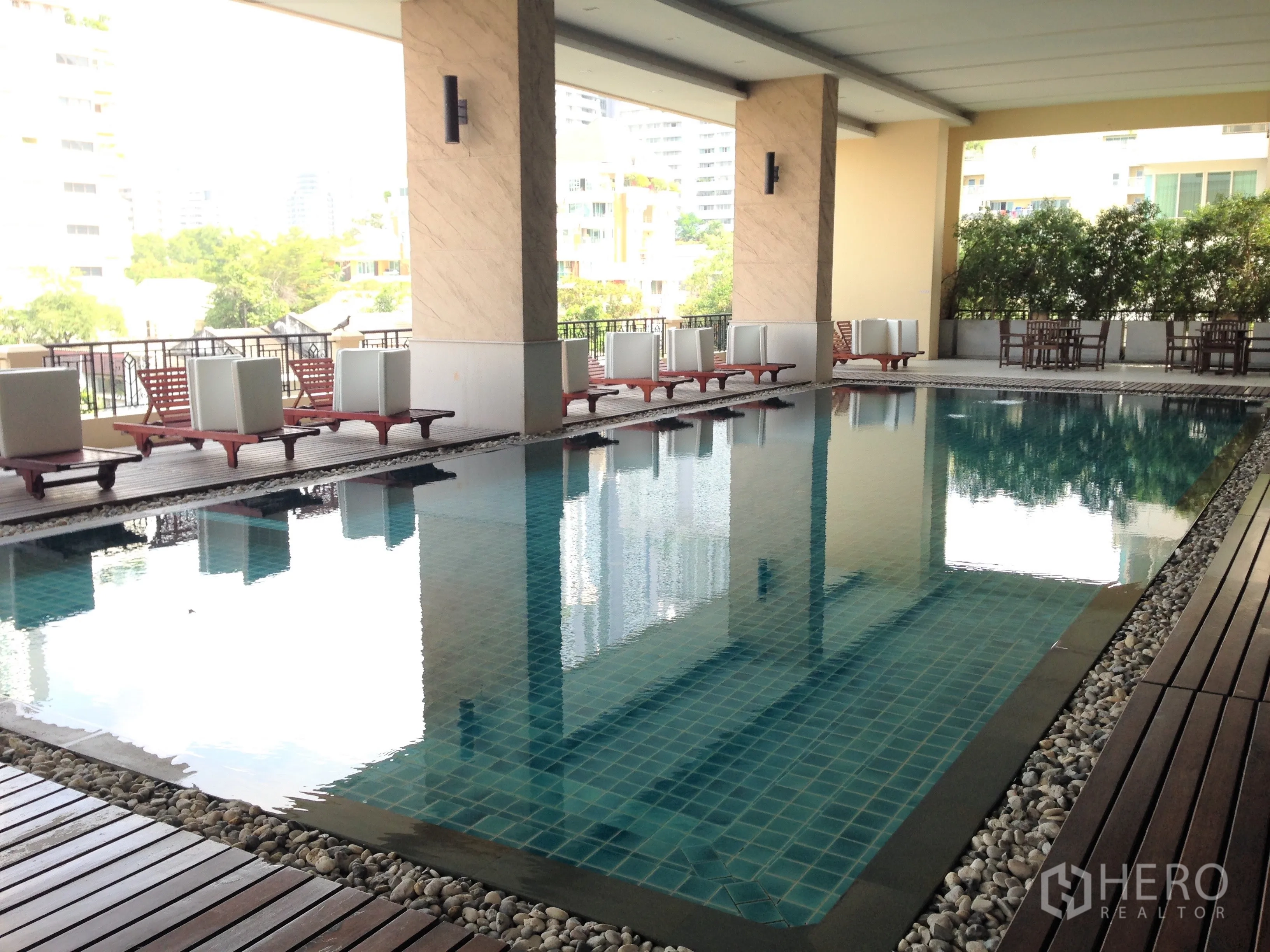 คอนโด ให้เช่าหรือขายในWatthana, Bangkok - สระว่ายน้ำในร่มของโครงการพร้อมเตียงอาบแดดและพื้นที่เด็คจัดสวน.