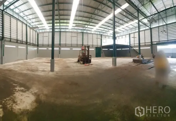 工厂 出租在Saphan Sung, Bangkok - 超大跨度厂房地面，屋顶天窗采光，钢柱、叉车与夹层平台。