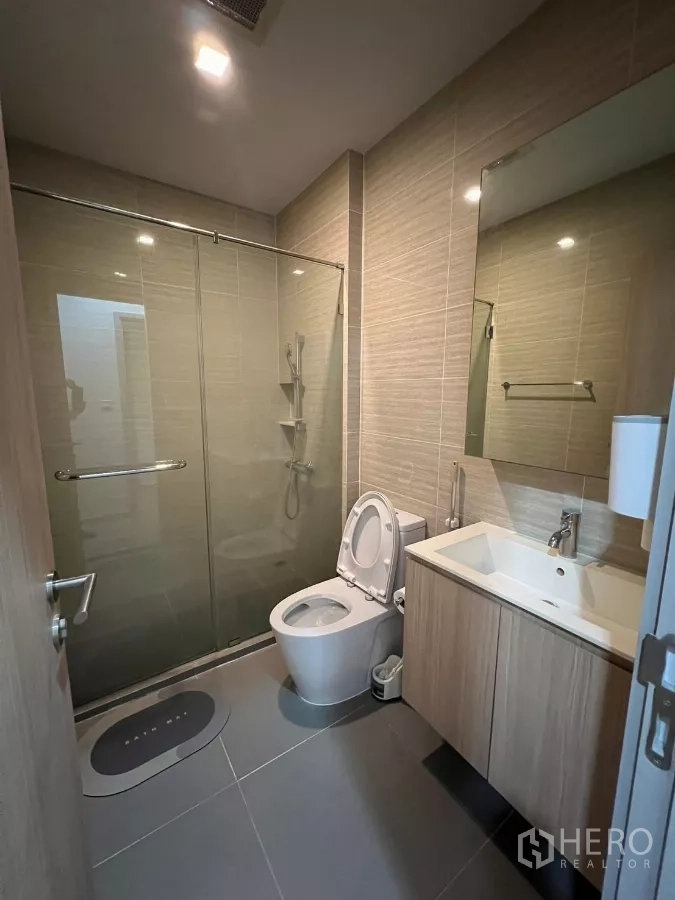 公寓 出租或出售在Chatuchak, Bangkok - 第二浴室，玻璃干湿分离淋浴与洗手台。