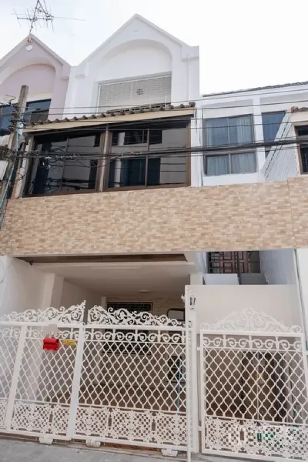 สำนักงานที่บ้าน ให้เช่าในKhlong Toei, Bangkok - ด้านหน้าทาวน์โฮมโฮมออฟฟิศ 3 ชั้น พร้อมรั้วเหล็กสีขาวย่านพระโขนง