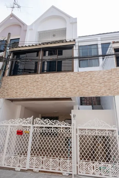 สำนักงานที่บ้าน ให้เช่าในKhlong Toei, Bangkok - ด้านหน้าทาวน์โฮมโฮมออฟฟิศ 3 ชั้น พร้อมรั้วเหล็กสีขาวย่านพระโขนง