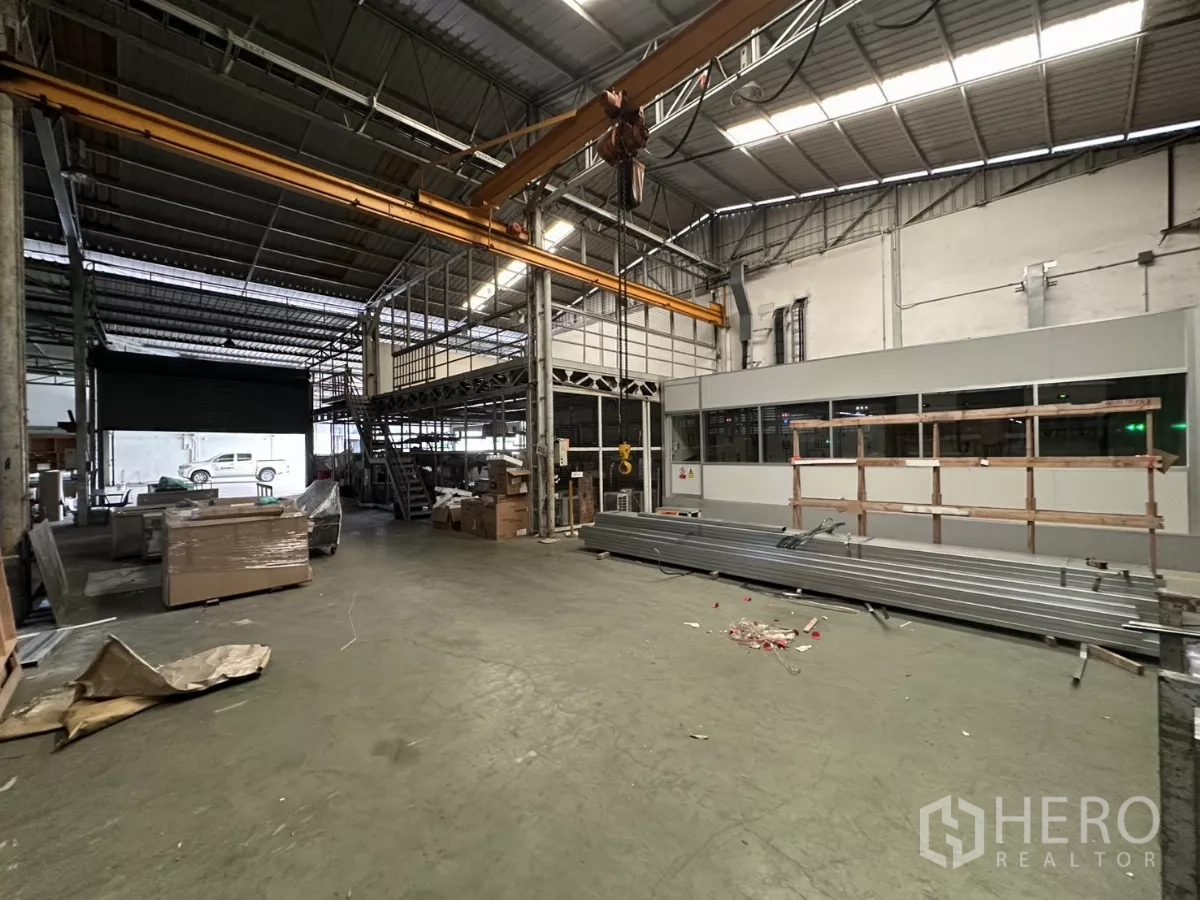 คลังสินค้า ให้เช่าในYan Nawa, Bangkok - โถงเปิดโล่ง มีรางเครน ประตูม้วน และออฟฟิศสำเร็จรูป