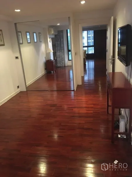 คอนโด ให้เช่า - โถงทางเดินกว้าง มีตู้เสื้อผ้าบานกระจกเงาและพื้นไม้ขัดเงา