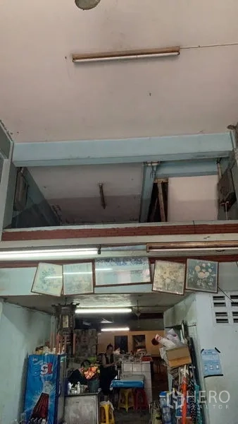 อาคารพาณิชย์ ขายในKhlong Toei, Bangkok - โซนหน้าร้านเพดานสูง คานเปลือย ไฟนีออนให้แสงสว่าง