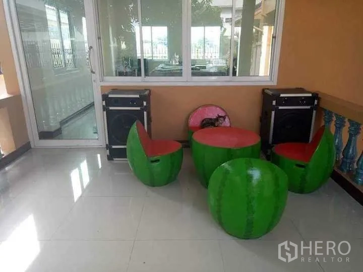 บ้าน ขายในPrawet, Bangkok - ระเบียงมีหลังคา ประตูกระจก พร้อมเฟอร์นิเจอร์ลายแตงโม