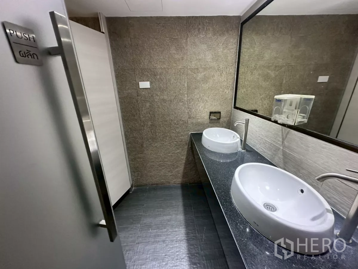 สำนักงาน ให้เช่าในKhlong Toei, Bangkok - ห้องน้ำรวมทันสมัย อ่างล้างหน้าคู่และกระจกบานใหญ่