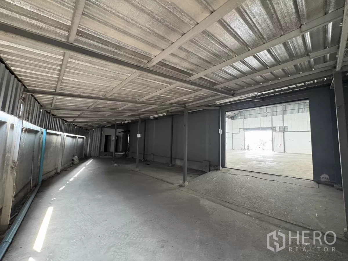 คลังสินค้า ให้เช่าในBang Phli, Samut Prakan - โซนโหลดสินค้ามุงหลังคา มีทางลาดเชื่อมเข้าโกดังหลัก.