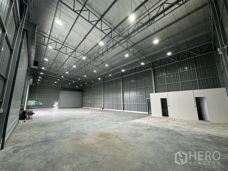 คลังสินค้า ให้เช่าในBang Kapi, Bangkok - พื้นที่จัดเก็บกว้างพร้อมห้องออฟฟิศและห้องน้ำภายในโกดัง