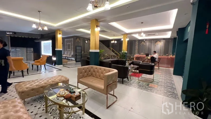 พื้นที่ขายปลีก ให้เช่าในKhlong Toei, Bangkok - พื้นที่แบบโอเพ่นพร้อมเคาน์เตอร์ต้อนรับ เสาตกแต่ง และโซนที่นั่งหลายจุด