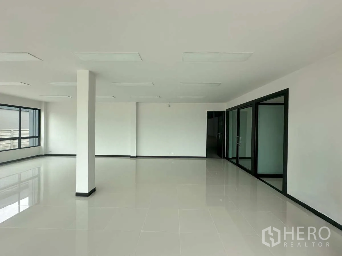 Factory for rent in Bang Len, Nakhon Pathom - Second office space with central column, glass meeting rooms and multiple sliding doors.