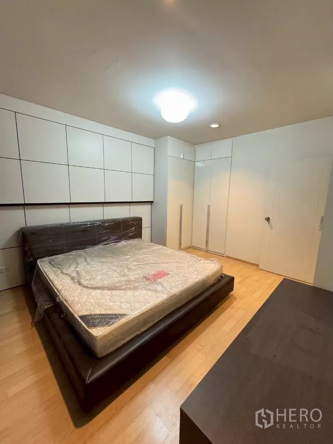 ทาวน์เฮาส์ ให้เช่าในSuan Luang, Bangkok - ห้องนอนพร้อมเตียงคิงไซส์และตู้เสื้อผ้าบิลท์อิน