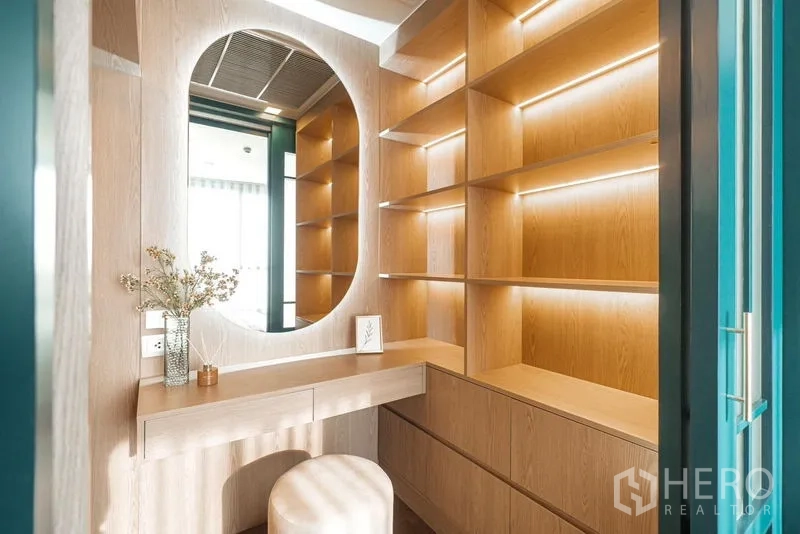 คอนโด ให้เช่าในKhlong Toei, Bangkok - มุมแต่งตัวสว่างด้วยกระจกวงรี ม้านั่ง และชั้นไม้พร้อมไฟแอลอีดี