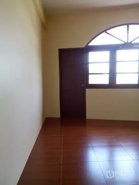 อาคารพาณิชย์ ให้เช่าในPhra Khanong, Bangkok - ห้องเปล่าพื้นกระเบื้องสีน้ำตาล ประตูไม้และหน้าต่างโค้ง