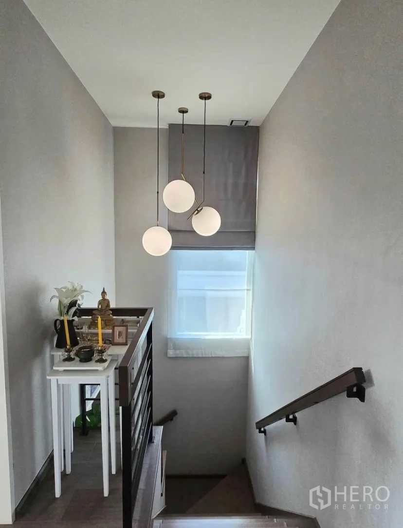 独立式住宅 出租在Bang Phli, Samut Prakan - 楼梯间，现代吊灯与小供桌