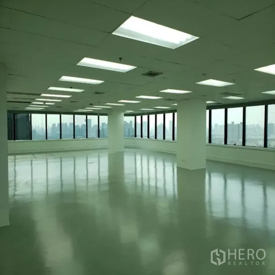 办公空间 出租在Watthana, Bangkok - 开放式办公空间，抛光地面、LED 吊顶灯，大面积窗景可眺望曼谷天际线。