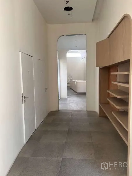 独立商业地产 出租在Khlong Toei, Bangkok - 走道内置搁架与两扇服务门，通往后勤区。