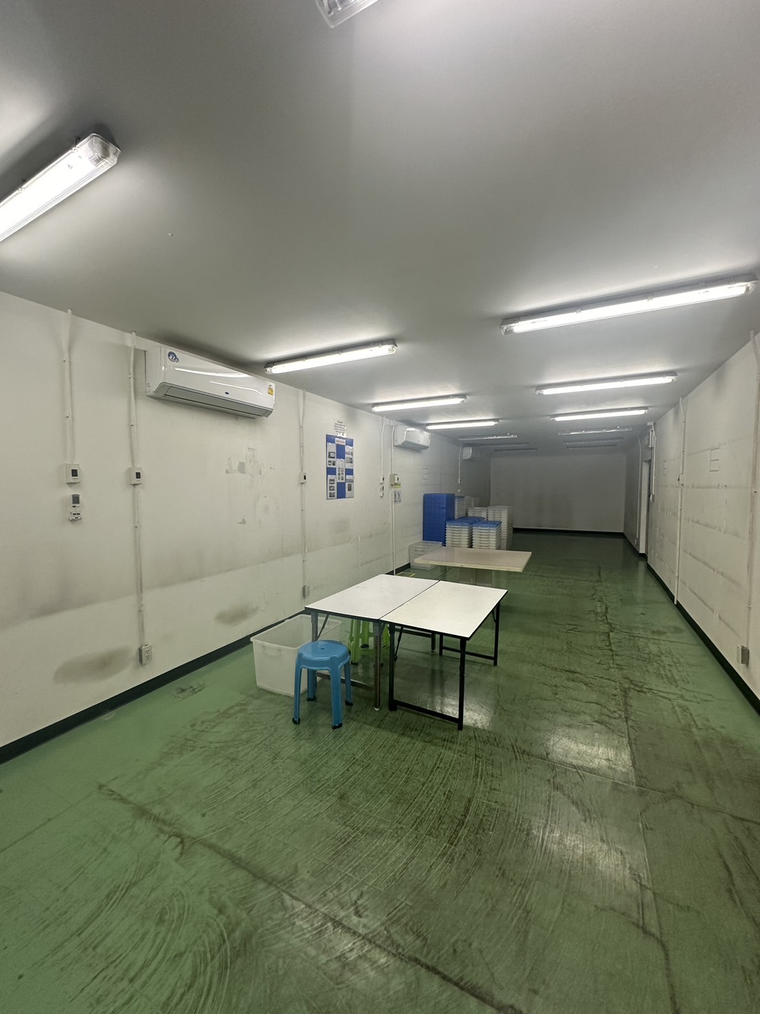 货栈 出租或出售在Lam Luk Ka, Pathum Thani - 明亮办公室/会议室，大窗百叶与瓷砖地面。