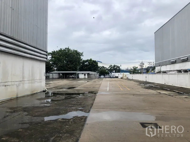 工厂 出租在Phra Nakhon Si Ayutthaya - 两栋厂房之间的长车道与回车场，适合集装箱卡车通行。