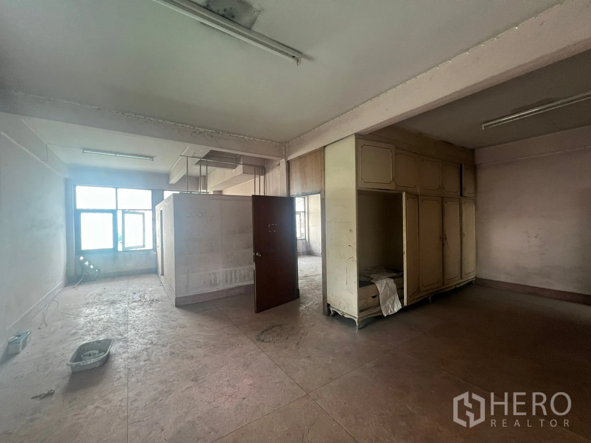 店屋 出租在Watthana, Bangkok - 顶层大空间，衣柜与方形隔断，适合翻新改造。