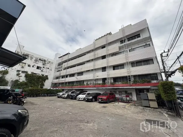 办公空间 出租在Watthana, Bangkok - 多层商业楼外观，配备场内汽车停车位。