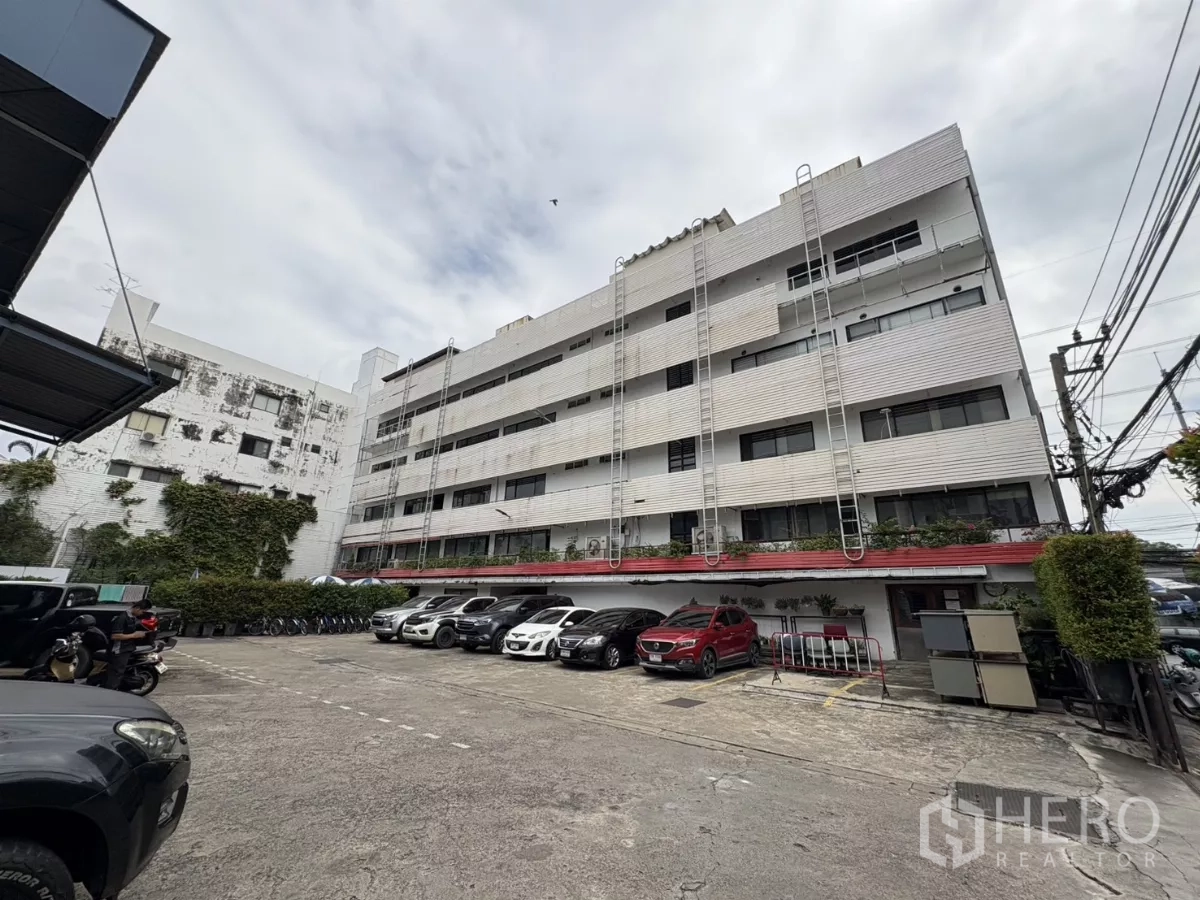 办公空间 出租在Watthana, Bangkok - 多层商业楼外观，配备场内汽车停车位。