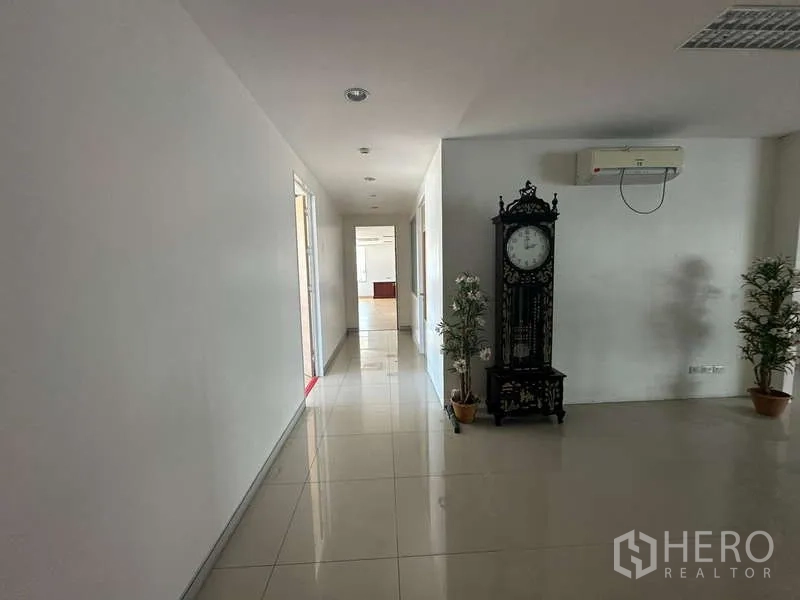 สำนักงาน ให้เช่าในPrawet, Bangkok - โถงลอบบี้พื้นกระเบื้อง แอร์ และนาฬิกาตั้งพื้นตกแต่ง