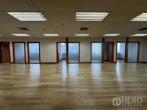 สำนักงาน ให้เช่า - มุมมองด้านหน้าห้องประชุมและห้องทำงาน กระจกฟรอสต์ ติดกับโถงทำงานกว้าง