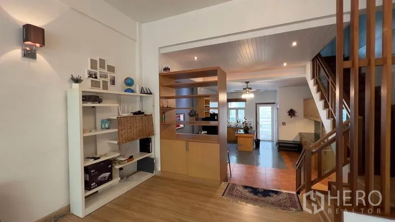 ทาวน์เฮาส์ ให้เช่าหรือขายในKhlong Toei, Bangkok - พื้นที่นั่งเล่นพร้อมชั้นวางของ มองต่อเนื่องไปยังครัวและมุมรับประทานอาหาร