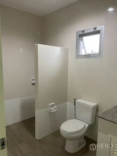 ทาวน์เฮาส์ ให้เช่าในKhlong Toei, Bangkok - ห้องน้ำสะอาด มีหน้าต่าง โถสุขภัณฑ์ เคาน์เตอร์อ่างล้างมือ และโซนอาบน้ำ